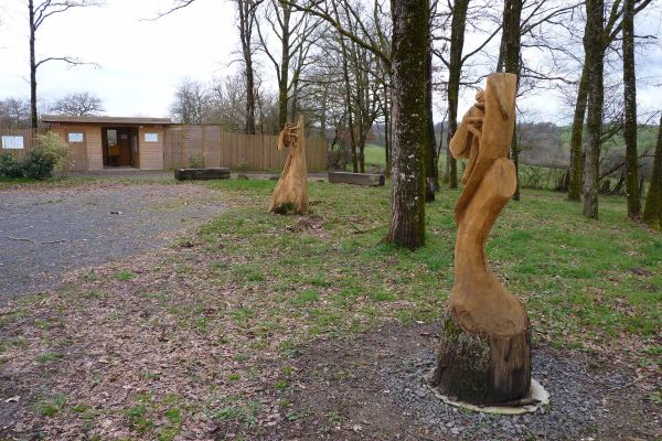 deux sculptures sur tronc d&rsquo;arbre repr&eacute;sentant une libellule et une abeille, r&eacute;alis&eacute;es en septembre 2023 par le GRIZZLY alias Guillaume ANDELOT, sculpteur sur bois &agrave; la tron&ccedil;onneuse, champion de France 2017 et 2019.