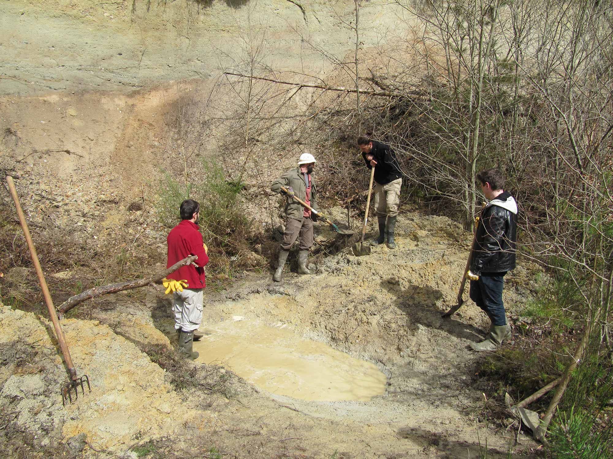 Le secteur du marais appartient géologiquement au bassin sédimentaire d'Aurillac qui s'étend vers l'Est de Saint Paul des Landes jusqu'à Arpajon sur Cère et Mur de Barrez.