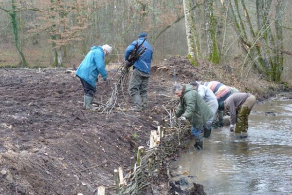 La Fédération de Pêche du Cantal intervenant sur le site du Marais du Cassan et de Prentegarde.