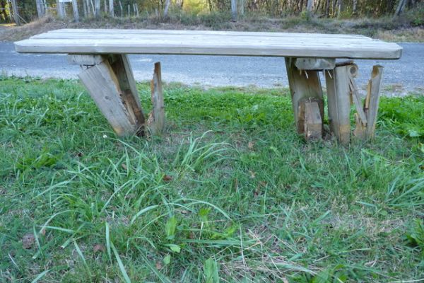 Le banc « accidenté » sur le parking du délaissé a était changé par la commune de Lacapelle-Viescamp