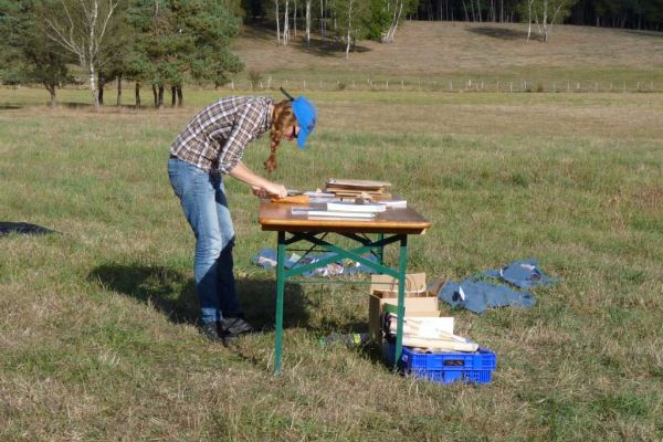 Le CPIE de Haute Auvergne intervenant sur le site du Marais du Cassan et de Prentegarde.