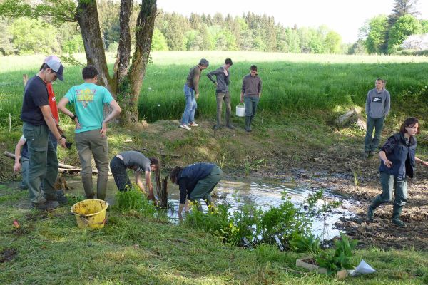 Création de la mare pédagogique du Marais du Cassan et de Prentegarde par des élèves.